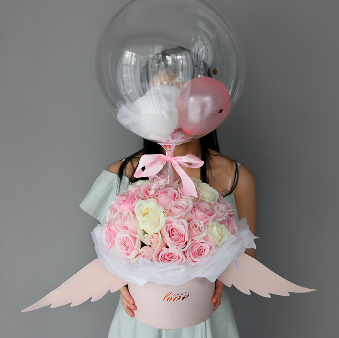 Internet celebrity balloon wings hug bucket