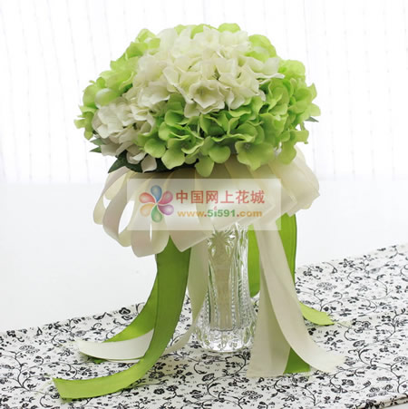 Simulated flowers in hand holding flowers, love each other for a lifetime