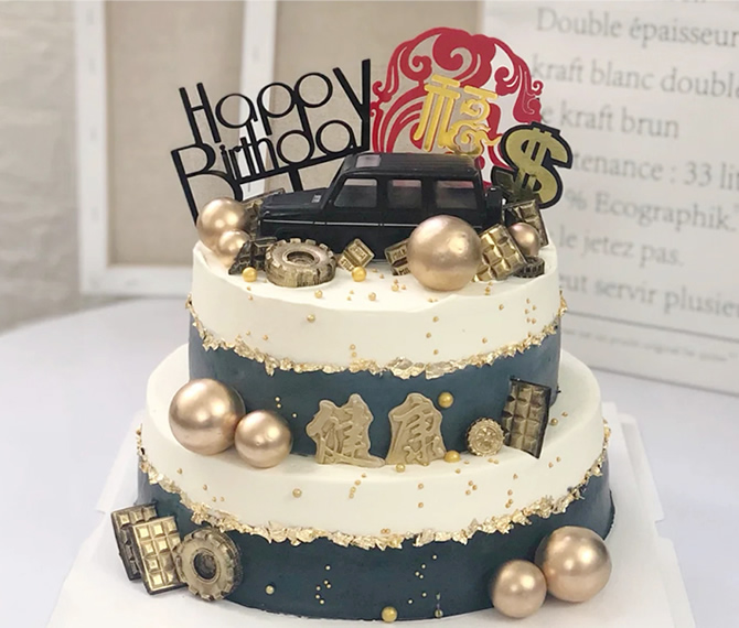 Internet celebrity Mercedes-Benz car cake E-model