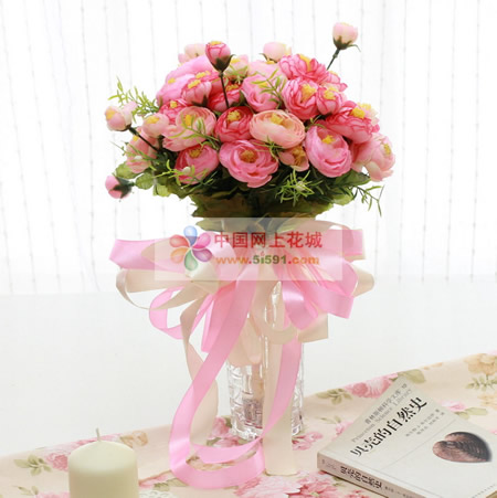 Simulated flowers, holding flowers, bathing in love forever