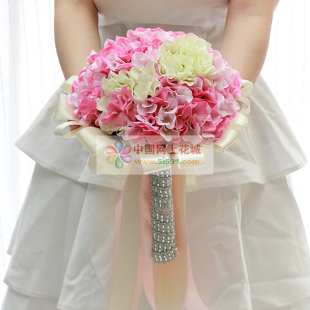 Simulated flowers in hand holding flowers, love each other for a lifetime